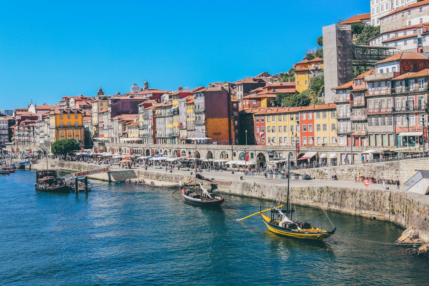 Fachadas coloridas junto ao rio, numa cidade portuguesa